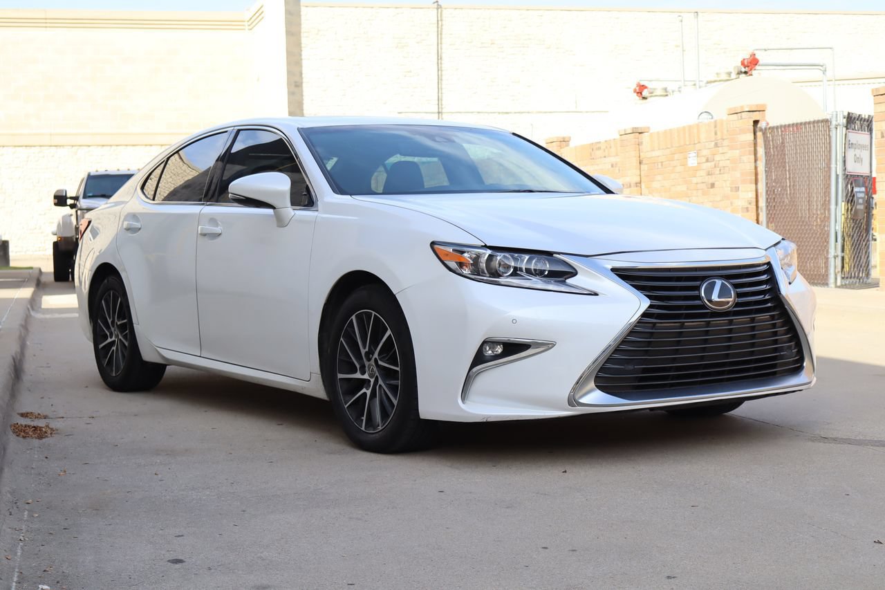 Used 2017 Lexus ES 350 w/ Luxury Package FWD image 2