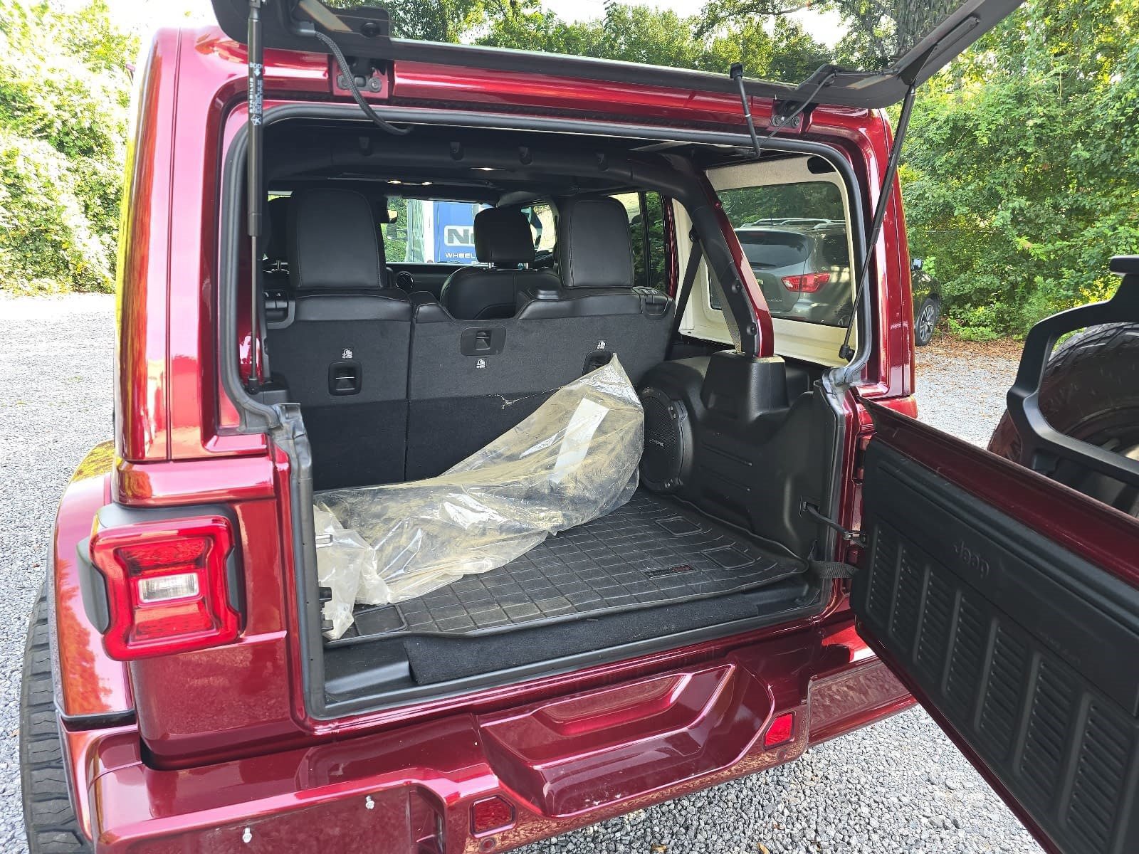 Used 2021 Jeep Wrangler Unlimited Sahara AWD/4WD image 10