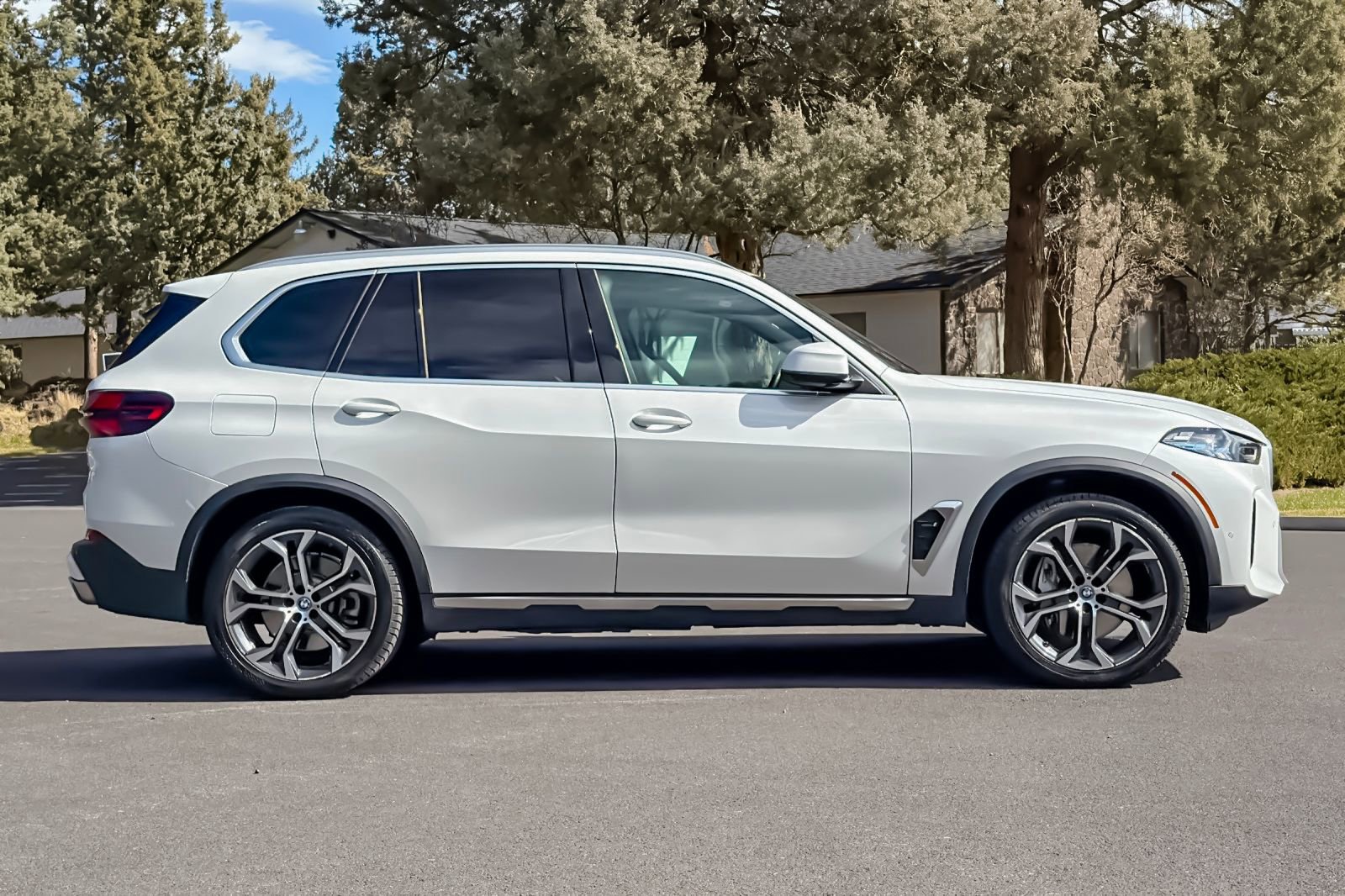 Used 2024 BMW X5 xDrive50e w/ Premium Package video 3