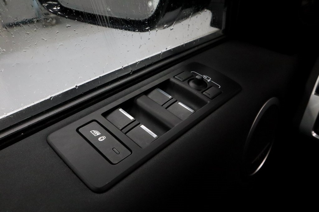 Used 2024 Land Rover Discovery S image 27