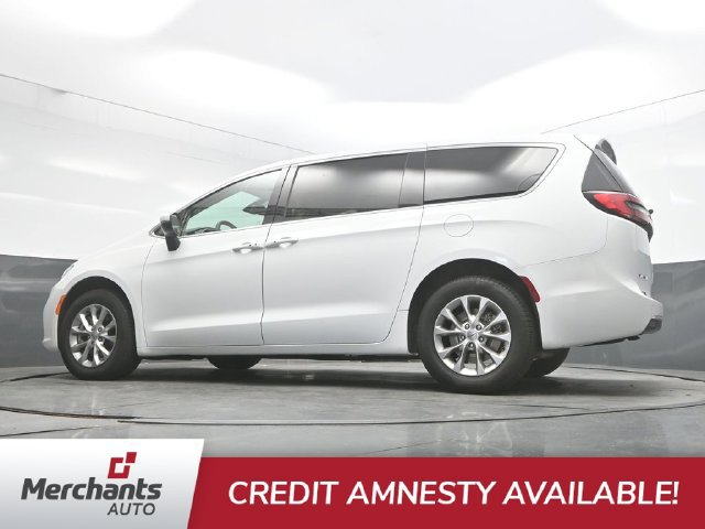 Used 2023 Chrysler Pacifica Touring-L AWD/4WD image 36