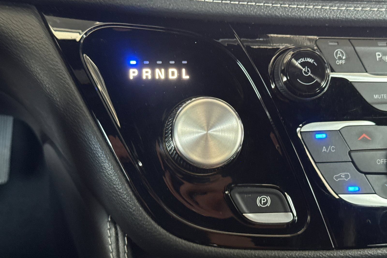 Used 2025 Chrysler Pacifica Limited FWD image 32