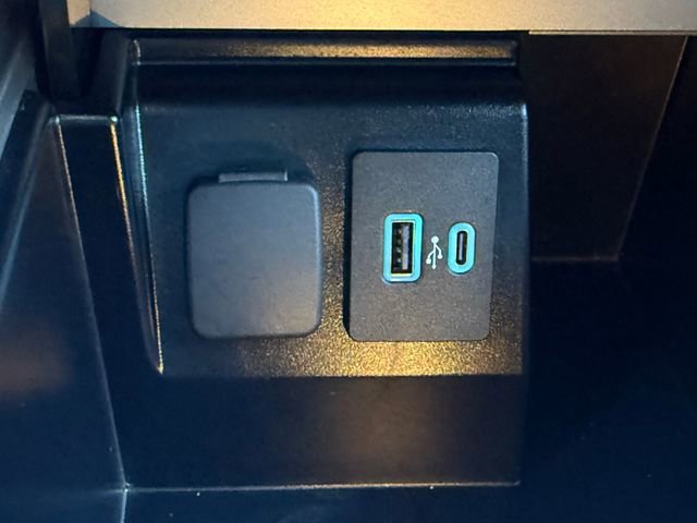 Used 2022 Ford Explorer XLT w/ Equipment Group 202A image 15