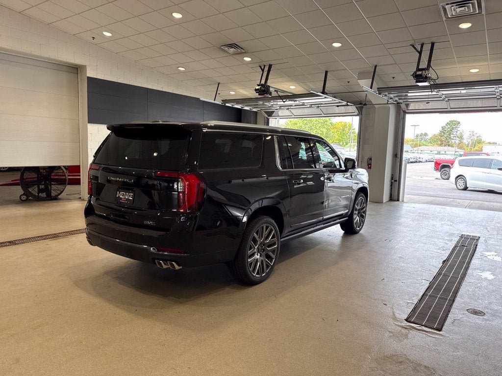 New 2026 GMC Yukon XL Denali Ultimate w/ LPO, Floor Liner Package AWD/4WD image 7