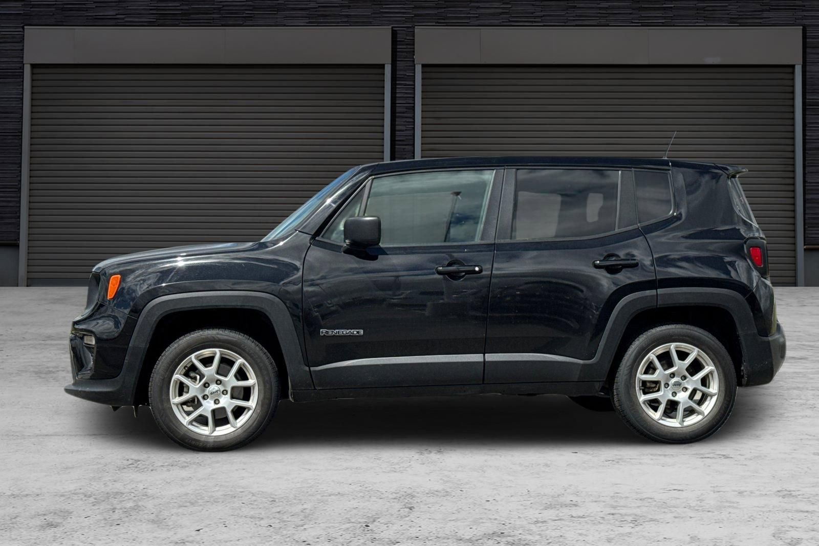 Used 2023 Jeep Renegade Latitude AWD/4WD image 7