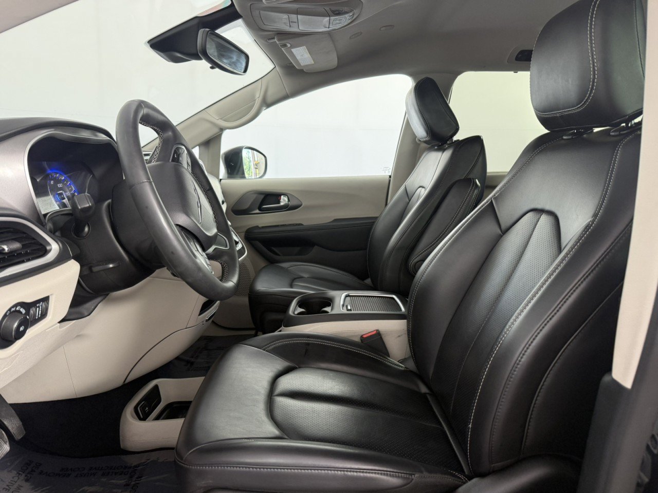 Used 2023 Chrysler Pacifica Touring-L FWD image 15
