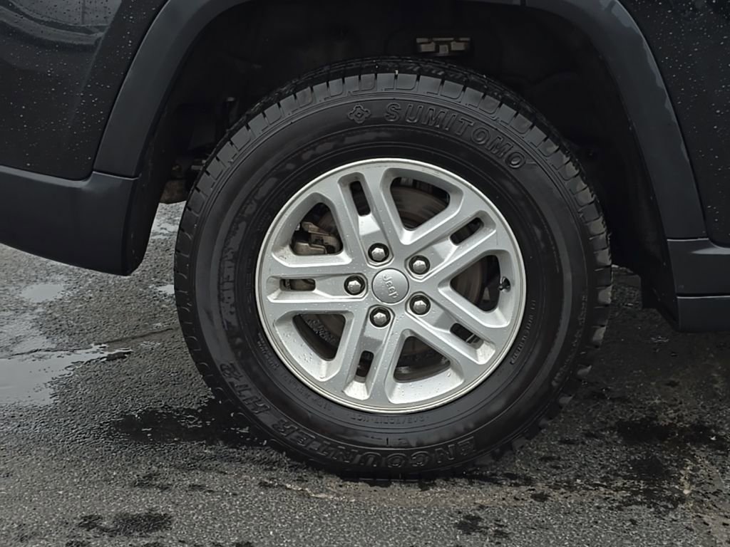 Used 2024 Jeep Grand Cherokee Laredo AWD/4WD image 52