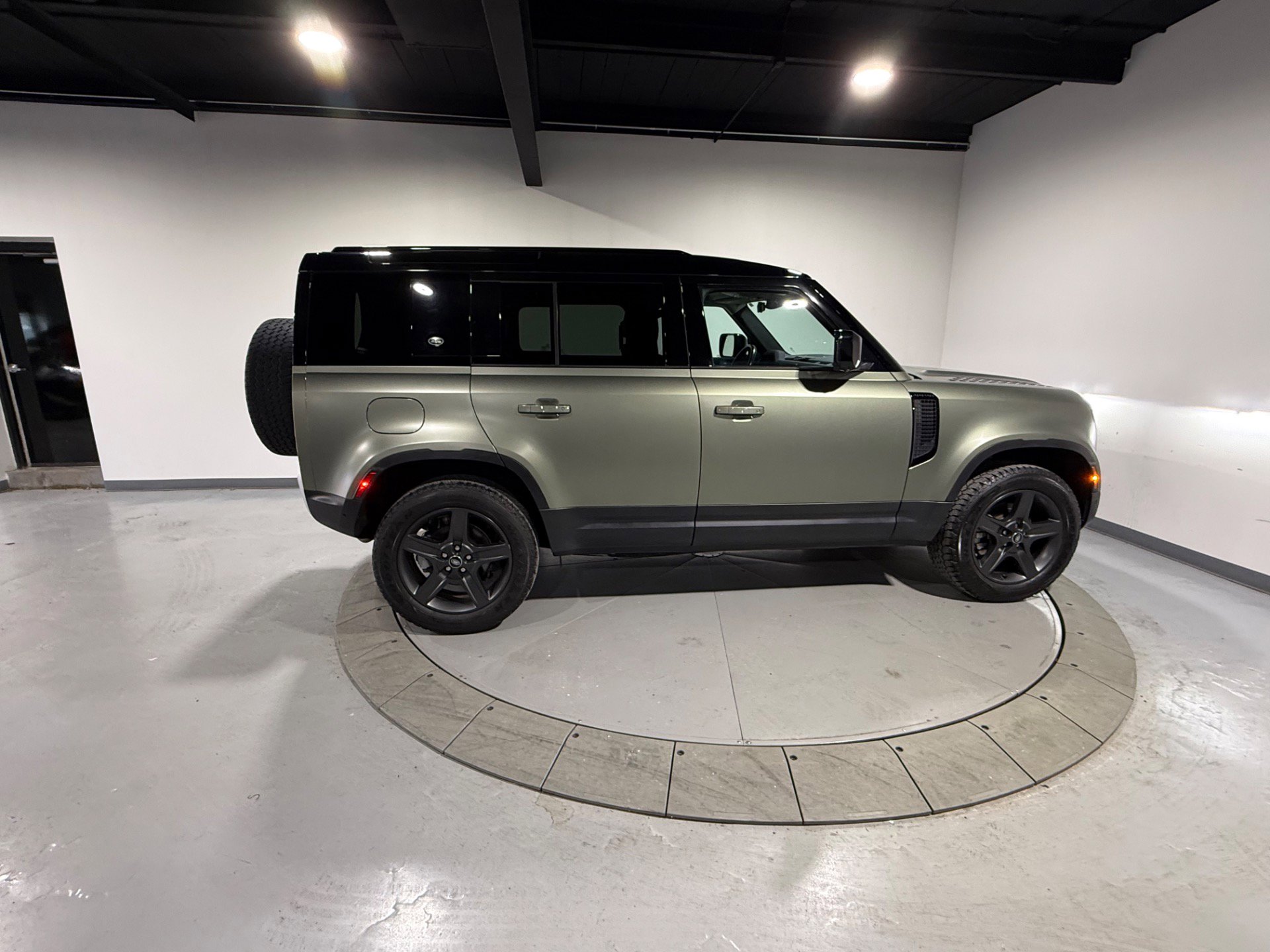 Used 2022 Land Rover Defender 110 S image 9