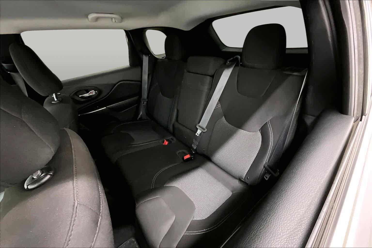 Used 2019 Jeep Cherokee Latitude w/ Cold Weather Group AWD/4WD image 20