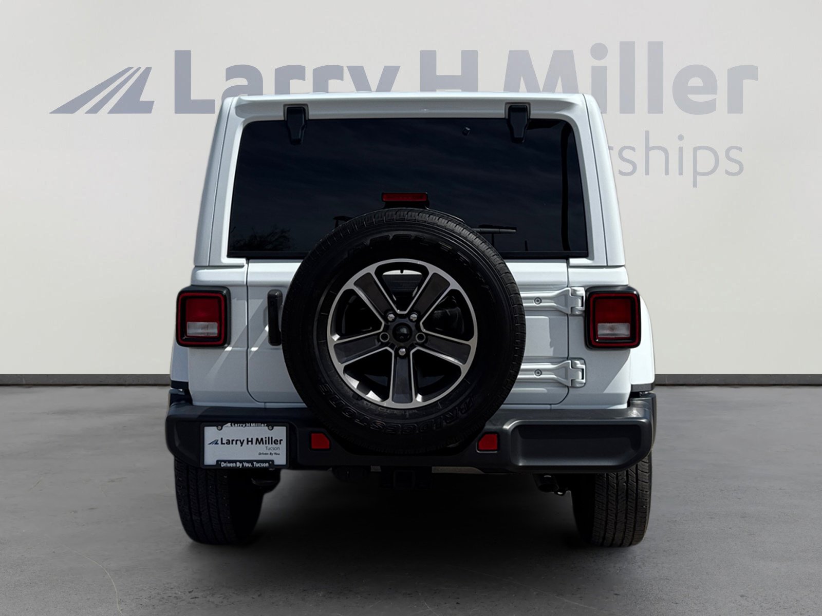 Used 2023 Jeep Wrangler Unlimited Sahara AWD/4WD image 4