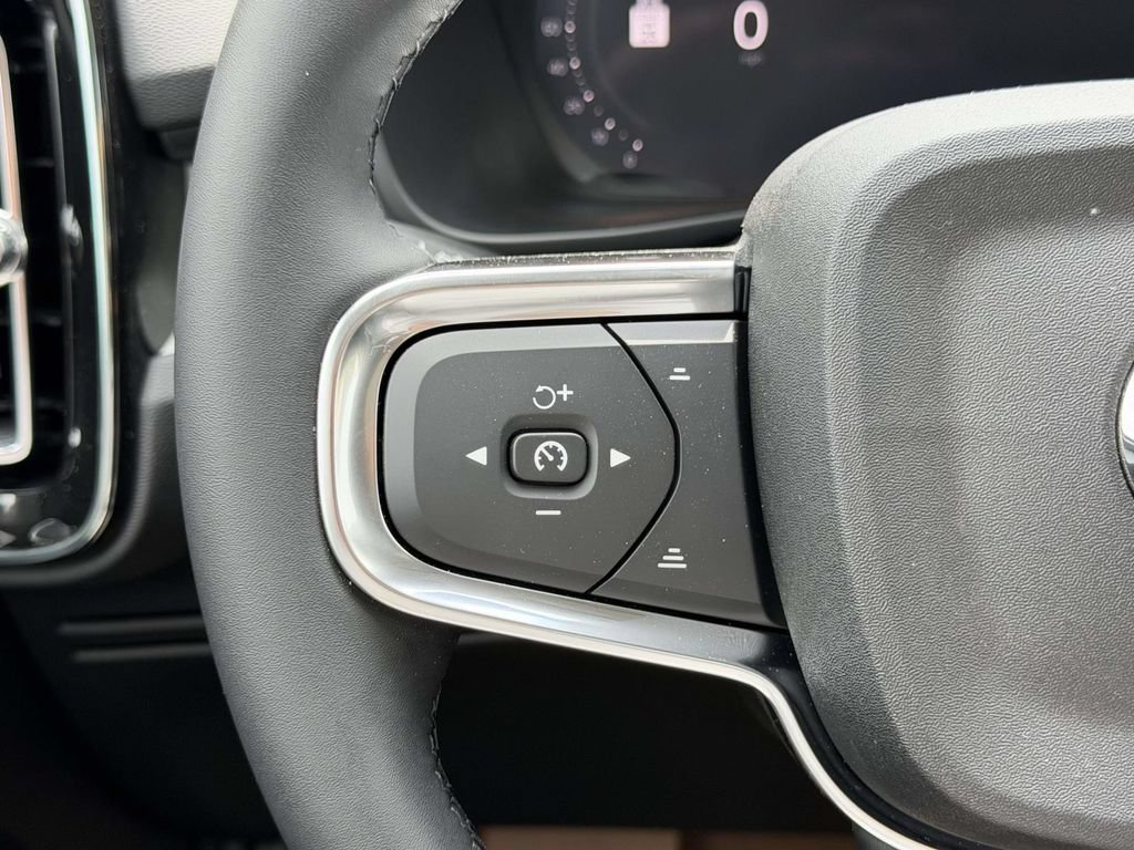 New 2026 Volvo XC40 B4 Core w/ Climate Package FWD image 8