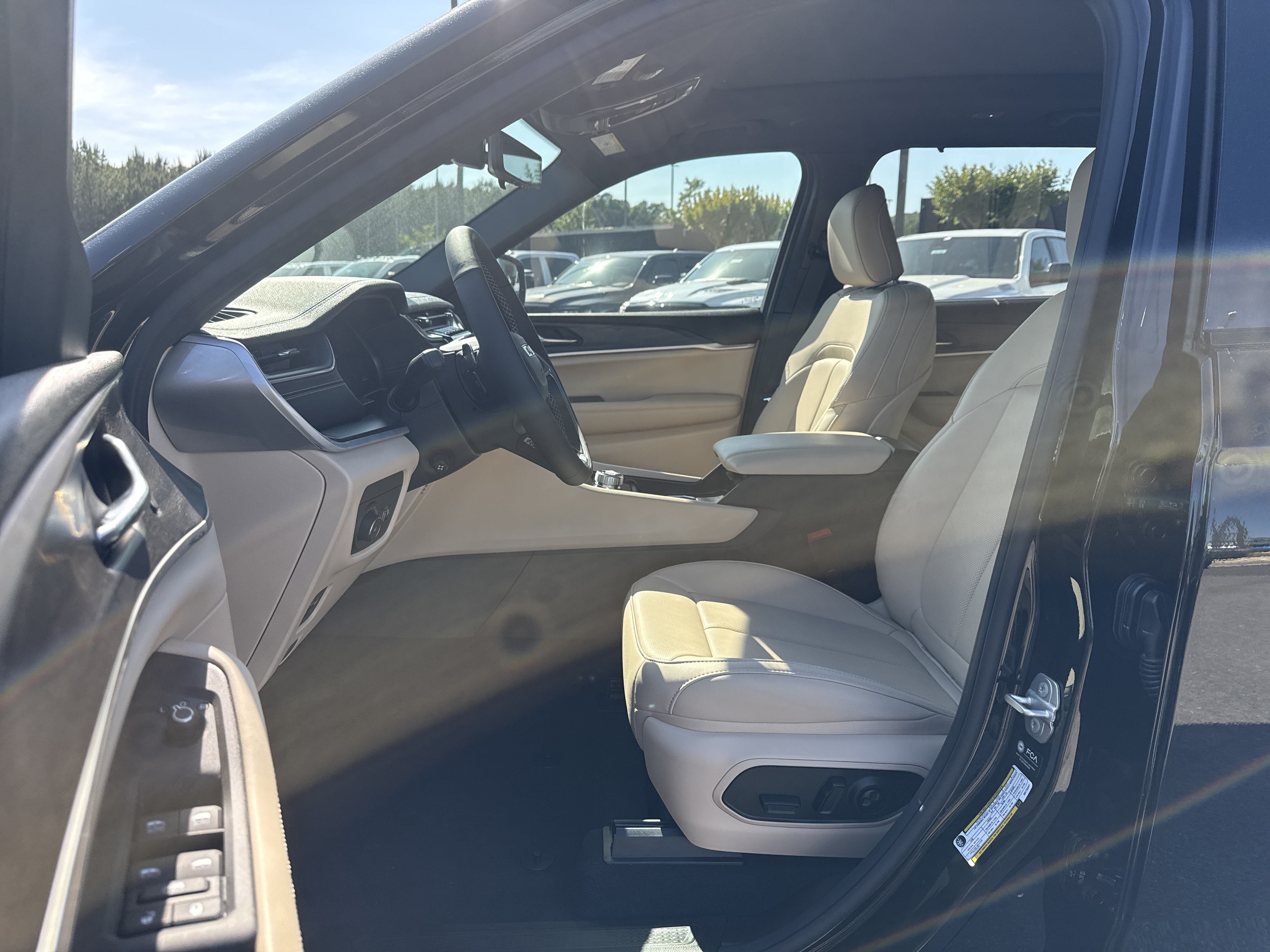 New 2025 Jeep Grand Cherokee L Limited w/ Luxury Tech Group II AWD/4WD image 9