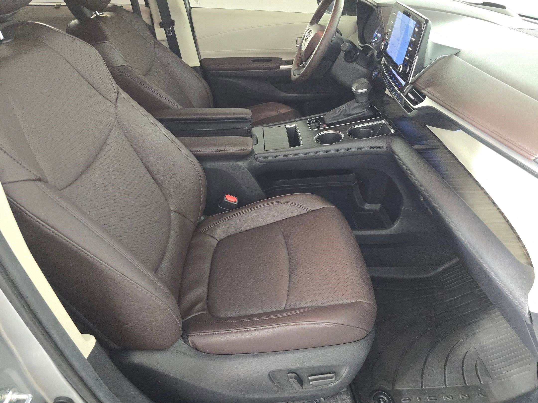 Used 2024 Toyota Sienna Platinum image 31