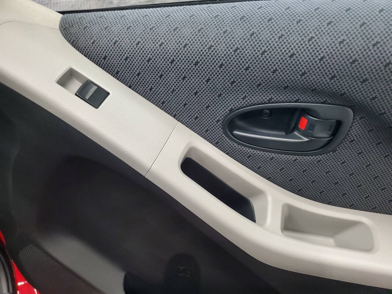 Used 2010 Toyota Yaris 2-Door Hatchback FWD image 14