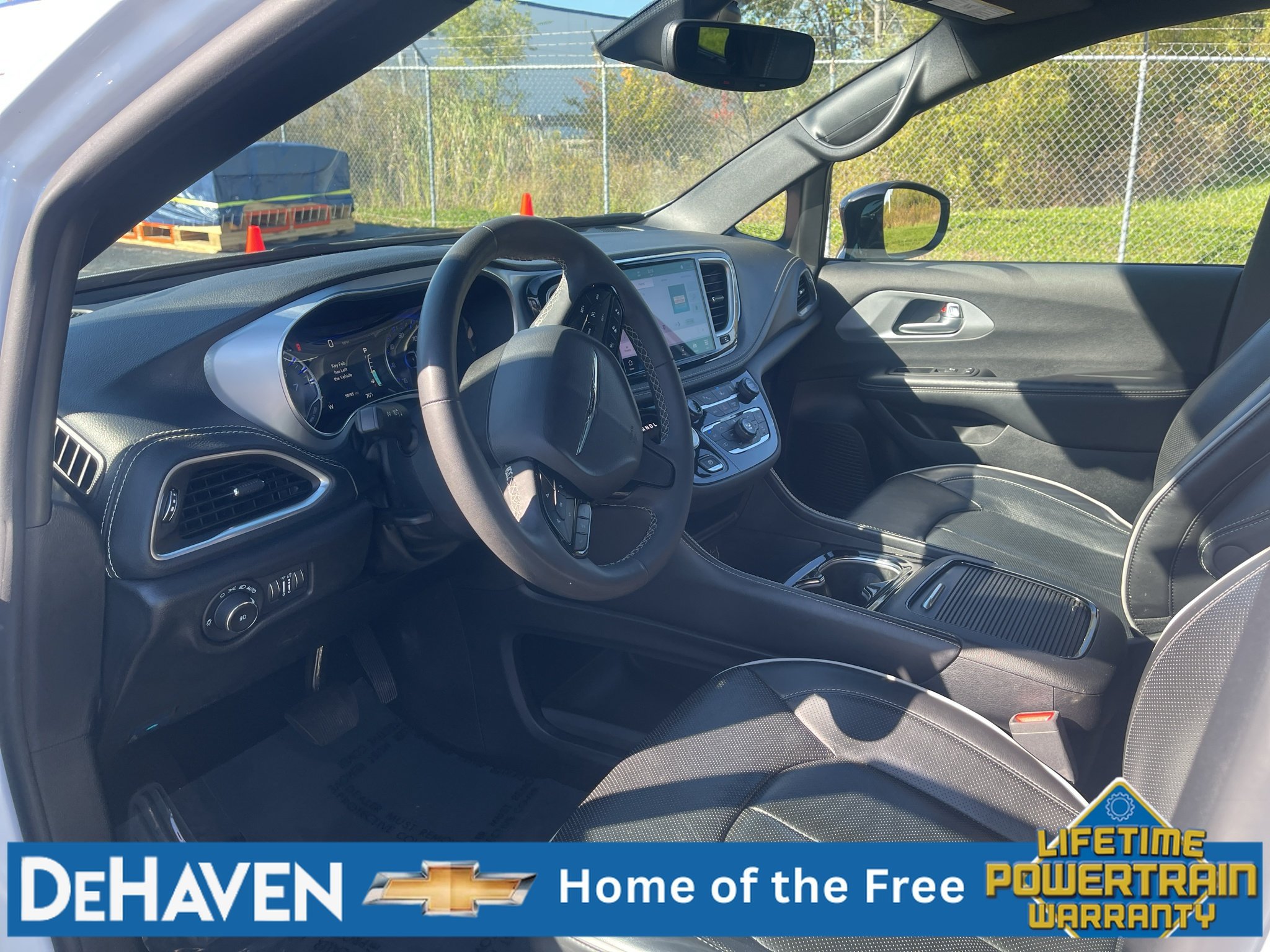 Used 2025 Chrysler Pacifica Limited FWD image 11