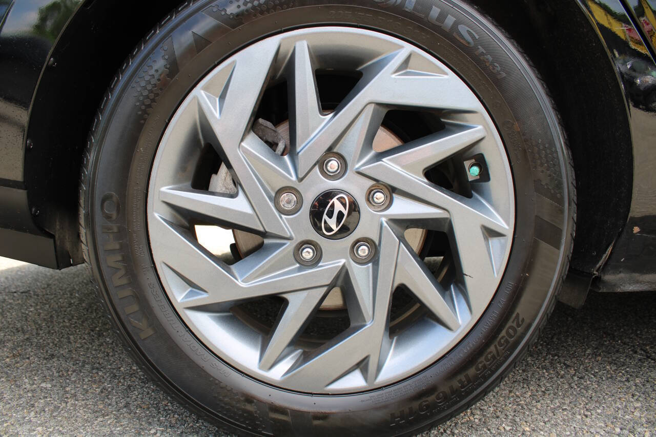 Used 2024 Hyundai Elantra SEL FWD image 21