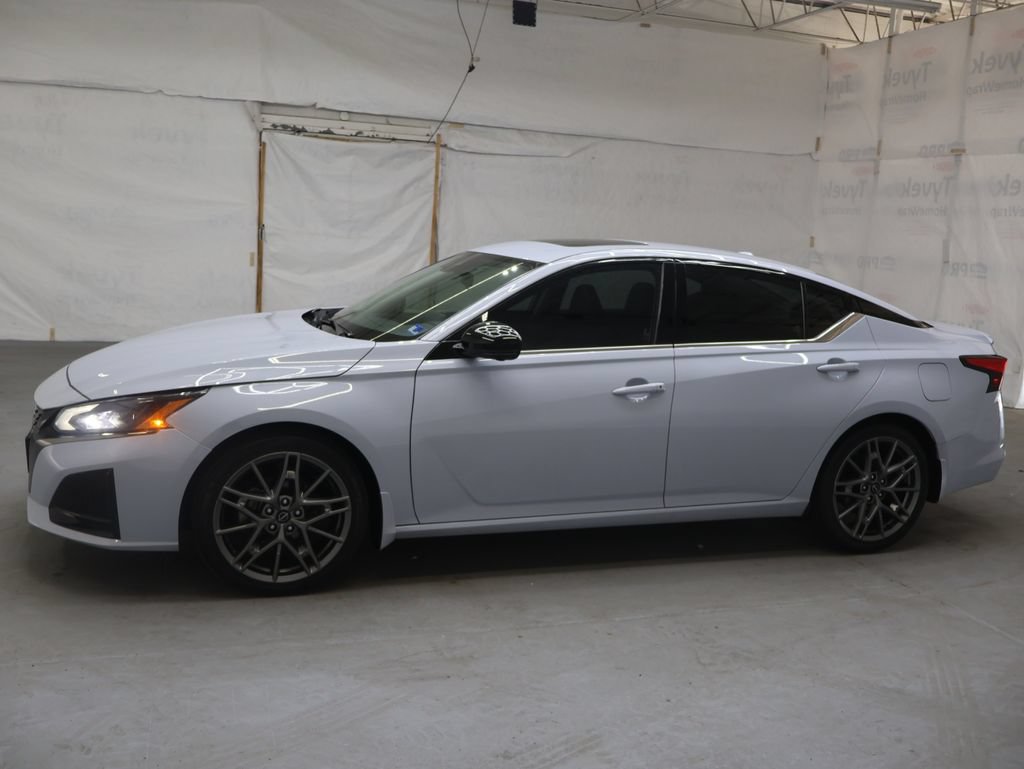 Used 2023 Nissan Altima 2.0 SR FWD image 4