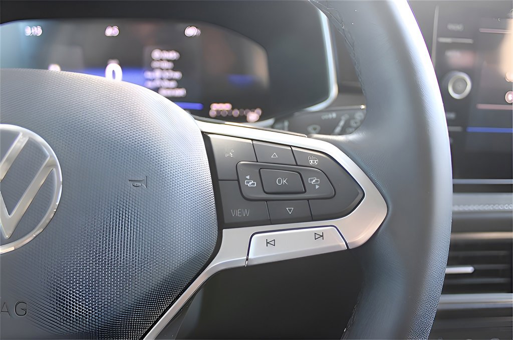 Used 2025 Volkswagen Taos SE image 16