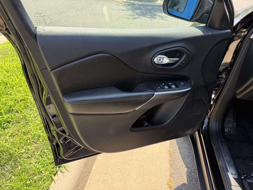 Used 2019 Jeep Cherokee Limited AWD/4WD image 33