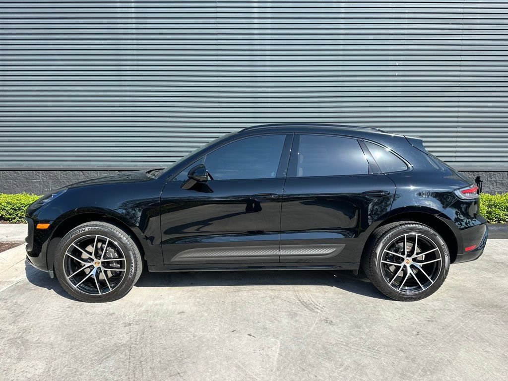 Certified 2024 Porsche Macan image 2