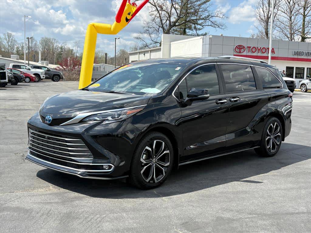 Used 2025 Toyota Sienna Platinum FWD image 25