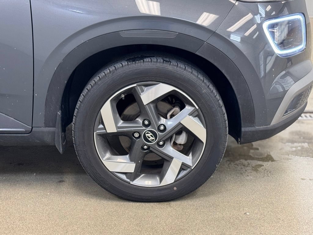 Used 2025 Hyundai Venue Limited FWD image 4