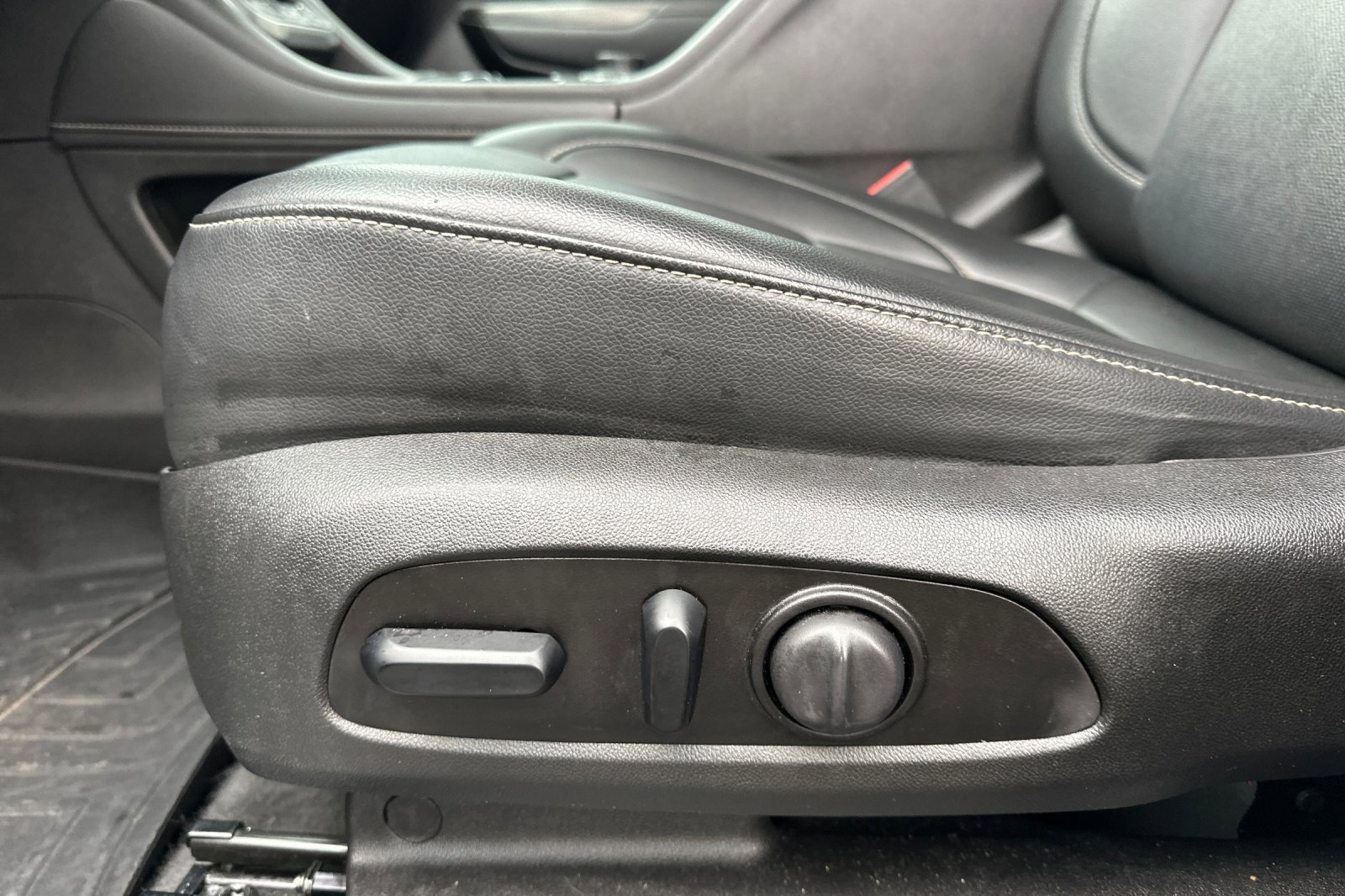 Used 2021 GMC Acadia SLT w/ Elevation Edition image 12