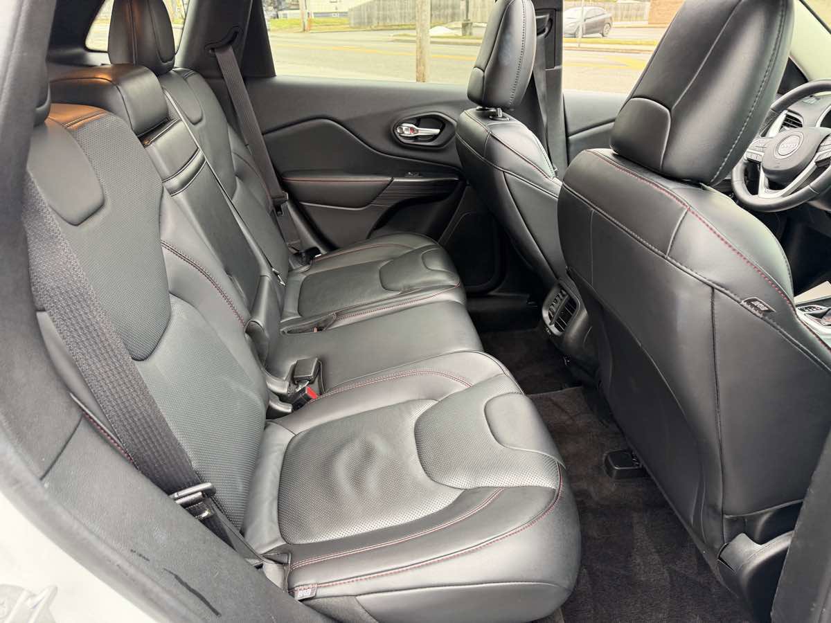 Used 2016 Jeep Cherokee Trailhawk w/ Comfort/Convenience Group image 17