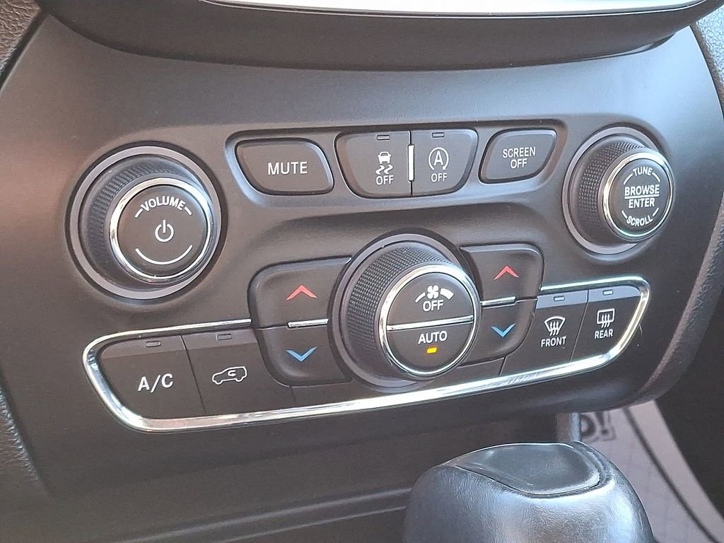 Used 2021 Jeep Cherokee Trailhawk w/ Premium Leather Package image 17