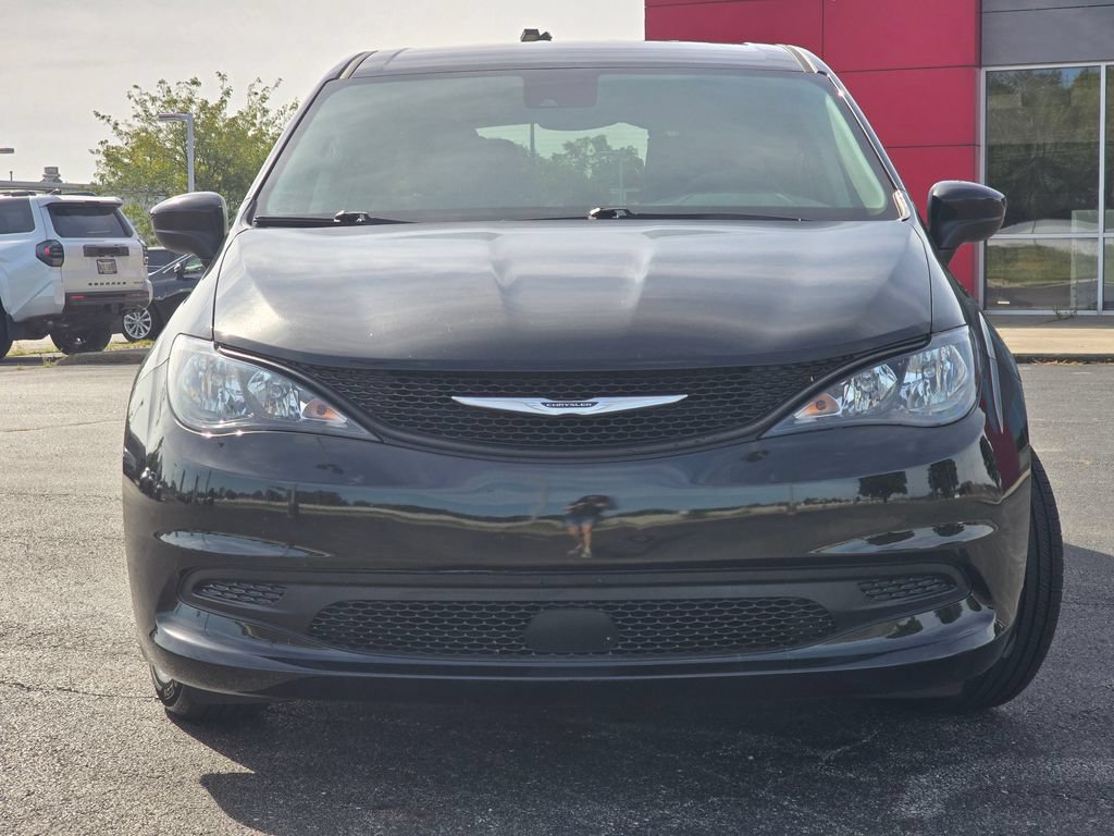 Used 2023 Chrysler Voyager LX FWD image 9