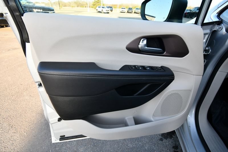 Used 2024 Chrysler Voyager LX FWD image 10