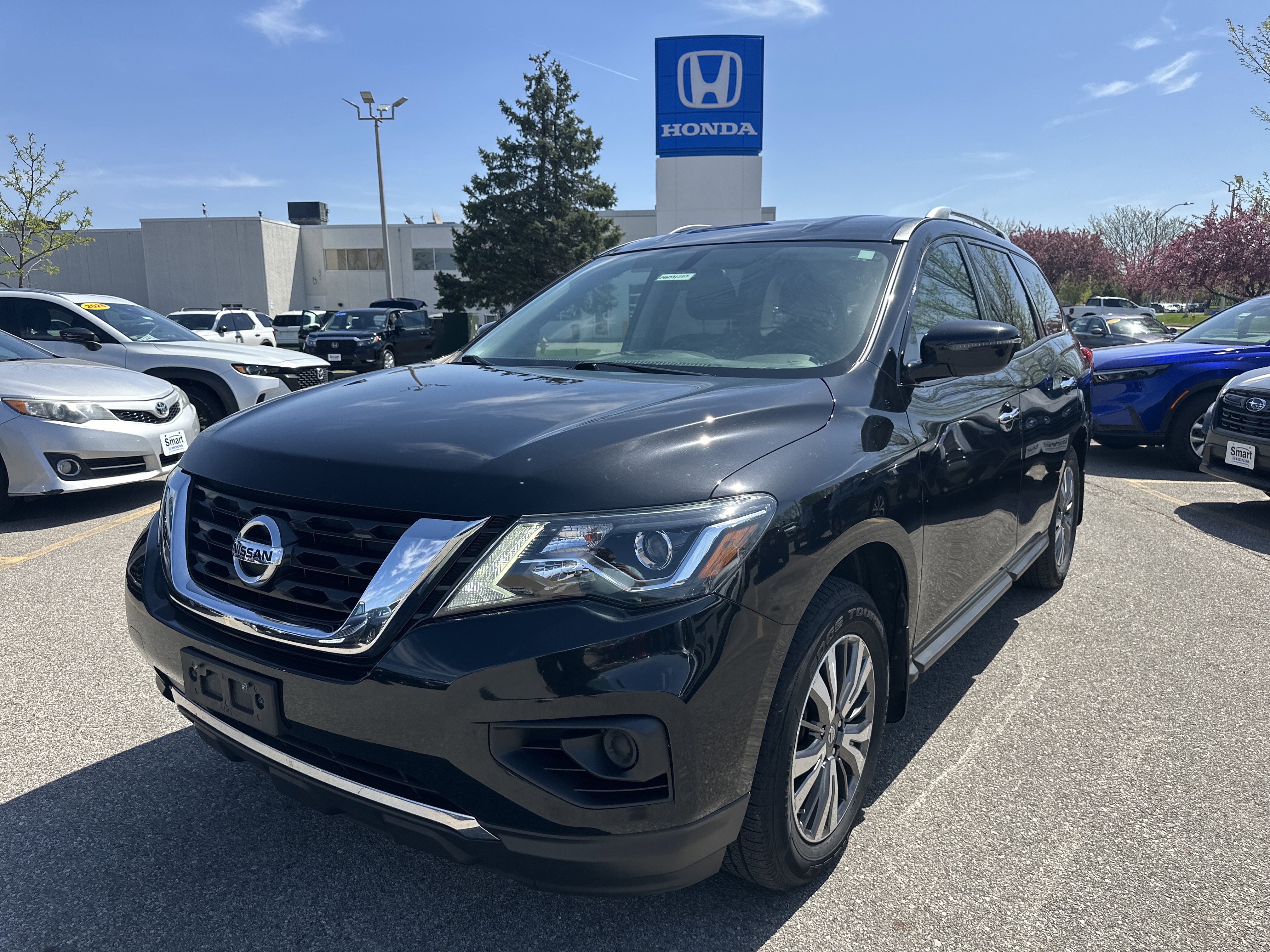 Used 2019 Nissan Pathfinder S image 1