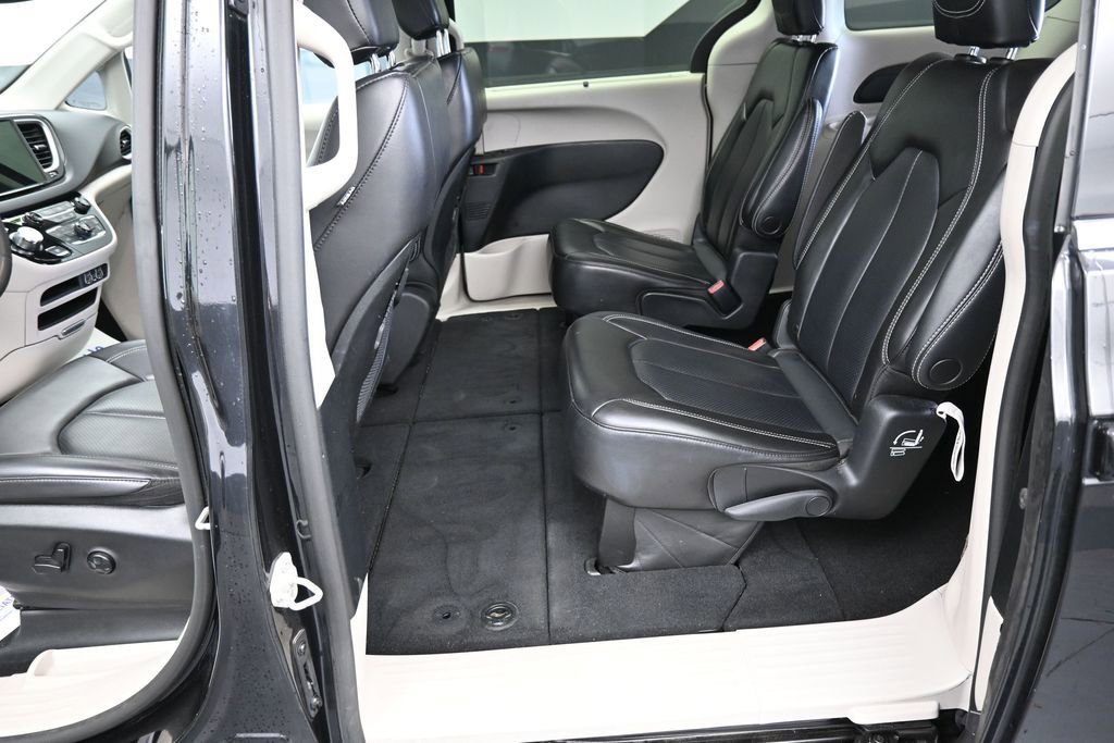 Used 2023 Chrysler Pacifica Touring-L FWD image 17