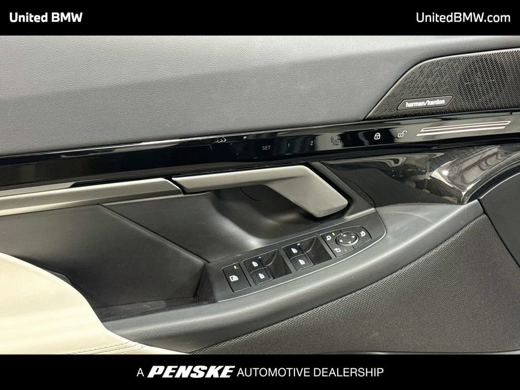 Used 2025 BMW 530i w/ M Sport Package RWD image 3