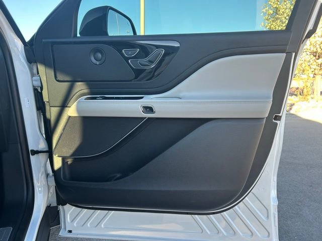 Used 2025 Lincoln Aviator AWD w/ Jet Appearance Package image 30