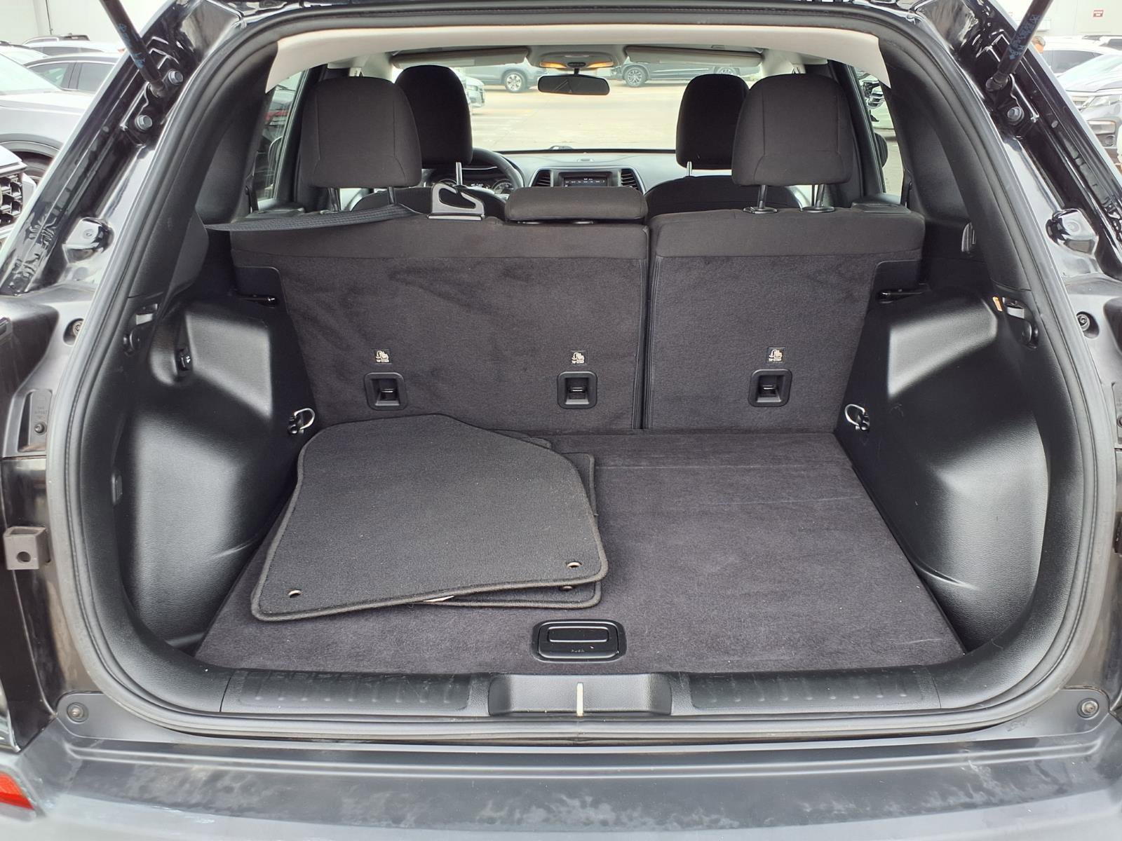 Used 2019 Jeep Cherokee Latitude w/ Popular Appearance Group FWD image 19