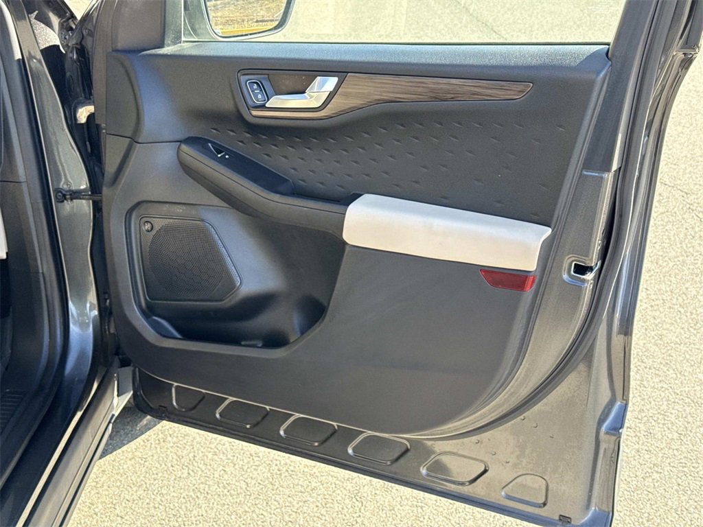 Used 2020 Ford Escape Titanium image 10