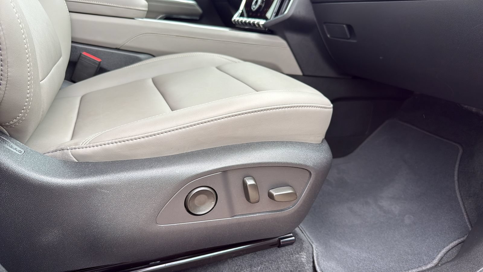Used 2026 GMC Acadia Elevation w/ Elevation Premium Package FWD image 24