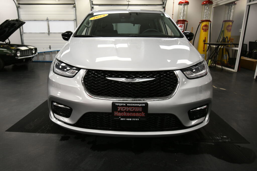 Used 2024 Chrysler Pacifica Touring-L FWD image 3