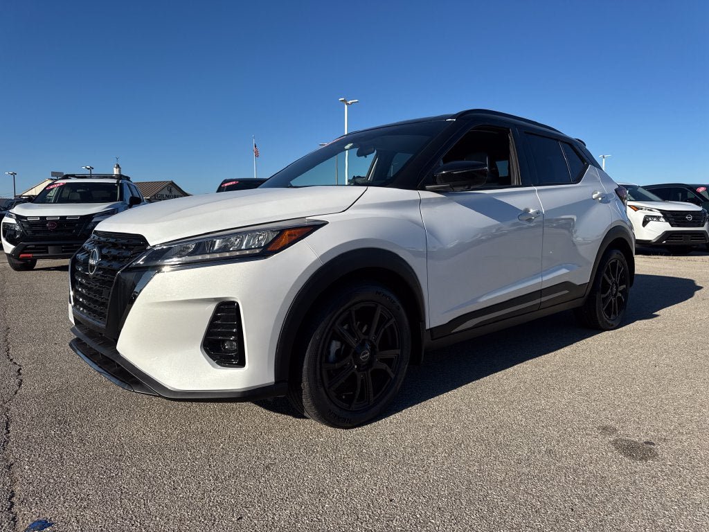 Used 2023 Nissan Kicks SR w/ SR Premium Package FWD image 2
