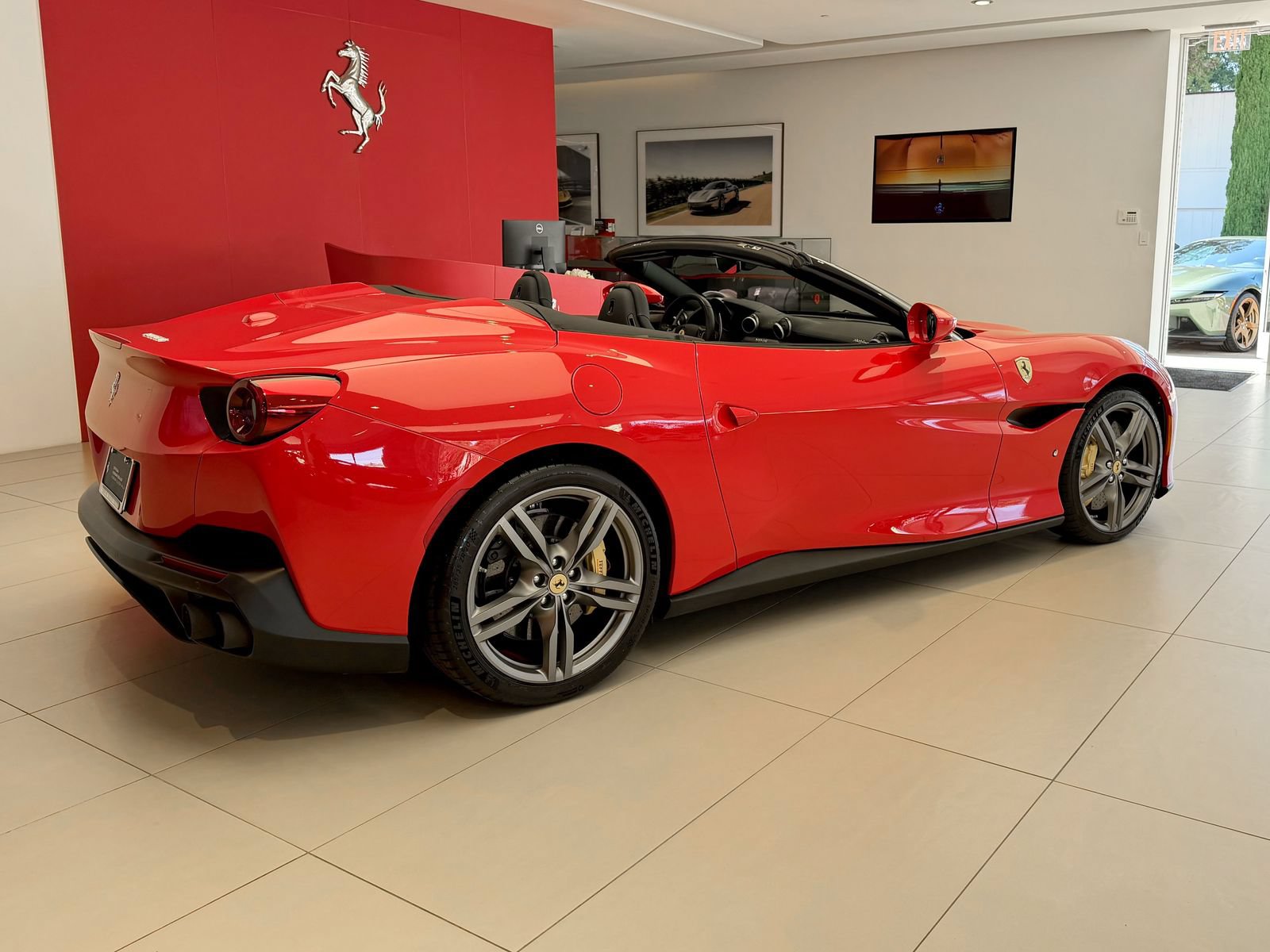 Used 2019 Ferrari Portofino RWD image 6