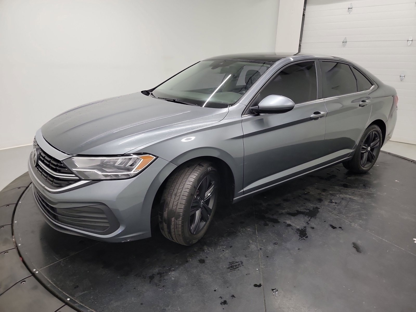 Used 2024 Volkswagen Jetta SE FWD image 3