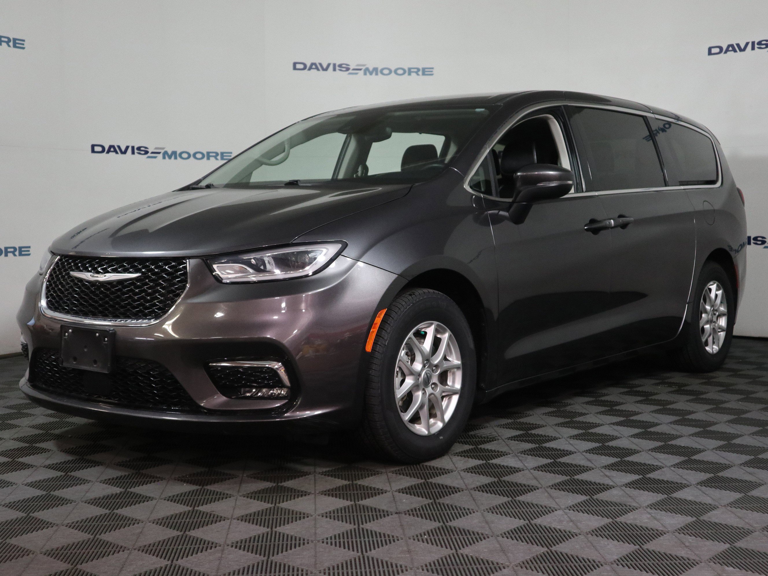 Used 2023 Chrysler Pacifica Touring-L image 12