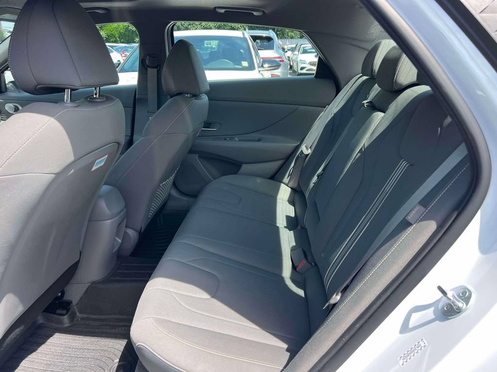 Certified 2025 Hyundai Elantra SEL FWD image 11