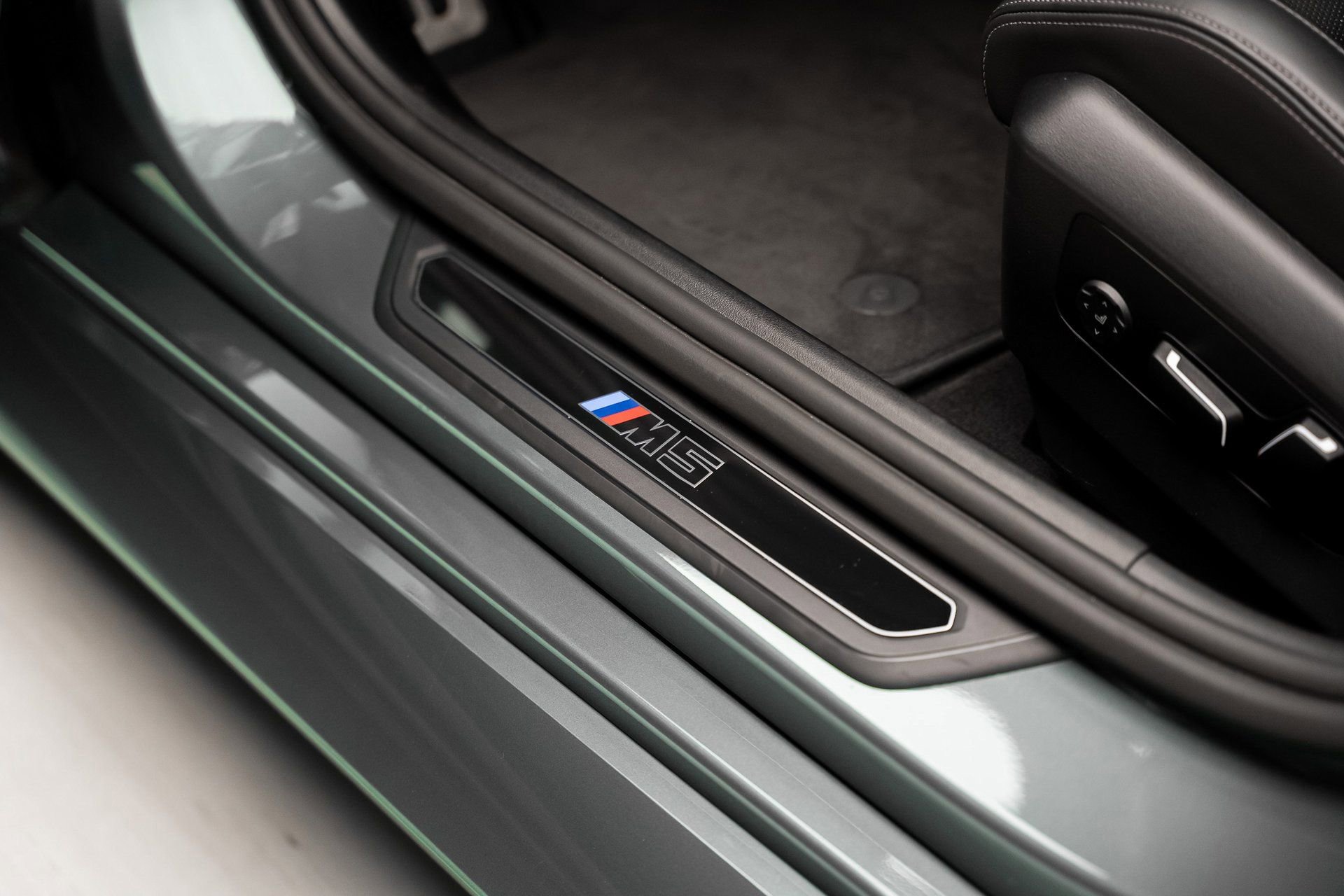 Used 2025 BMW M5 w/ Carbon Package image 62