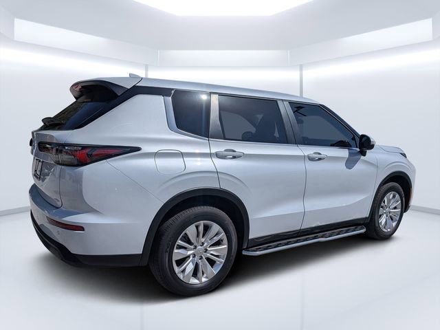 Used 2025 Mitsubishi Outlander ES image 3