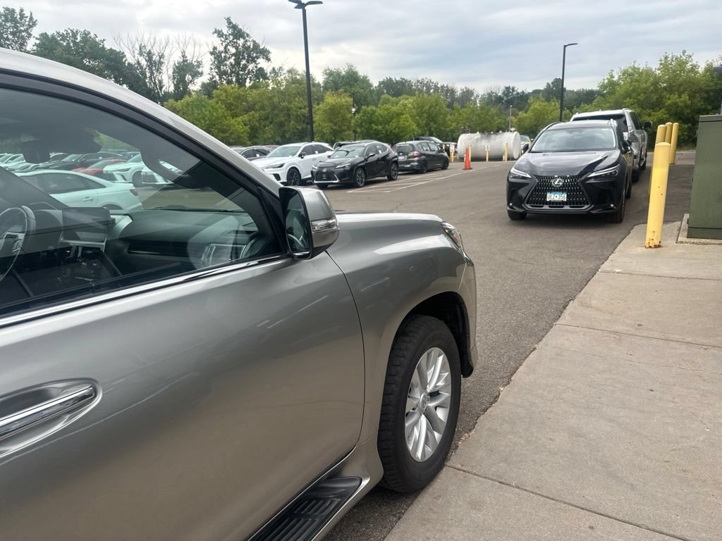 Certified 2022 Lexus GX 460 Premium w/ Premium Package AWD/4WD image 17