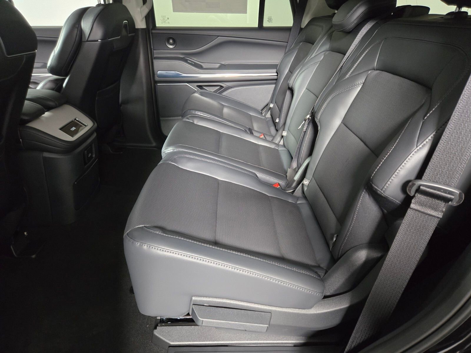 New 2026 Lincoln Navigator Premiere image 13