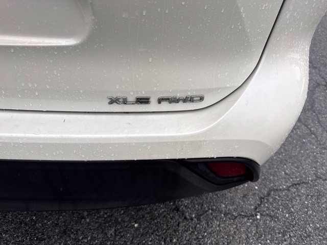 Used 2021 Toyota Highlander XLE AWD/4WD image 6