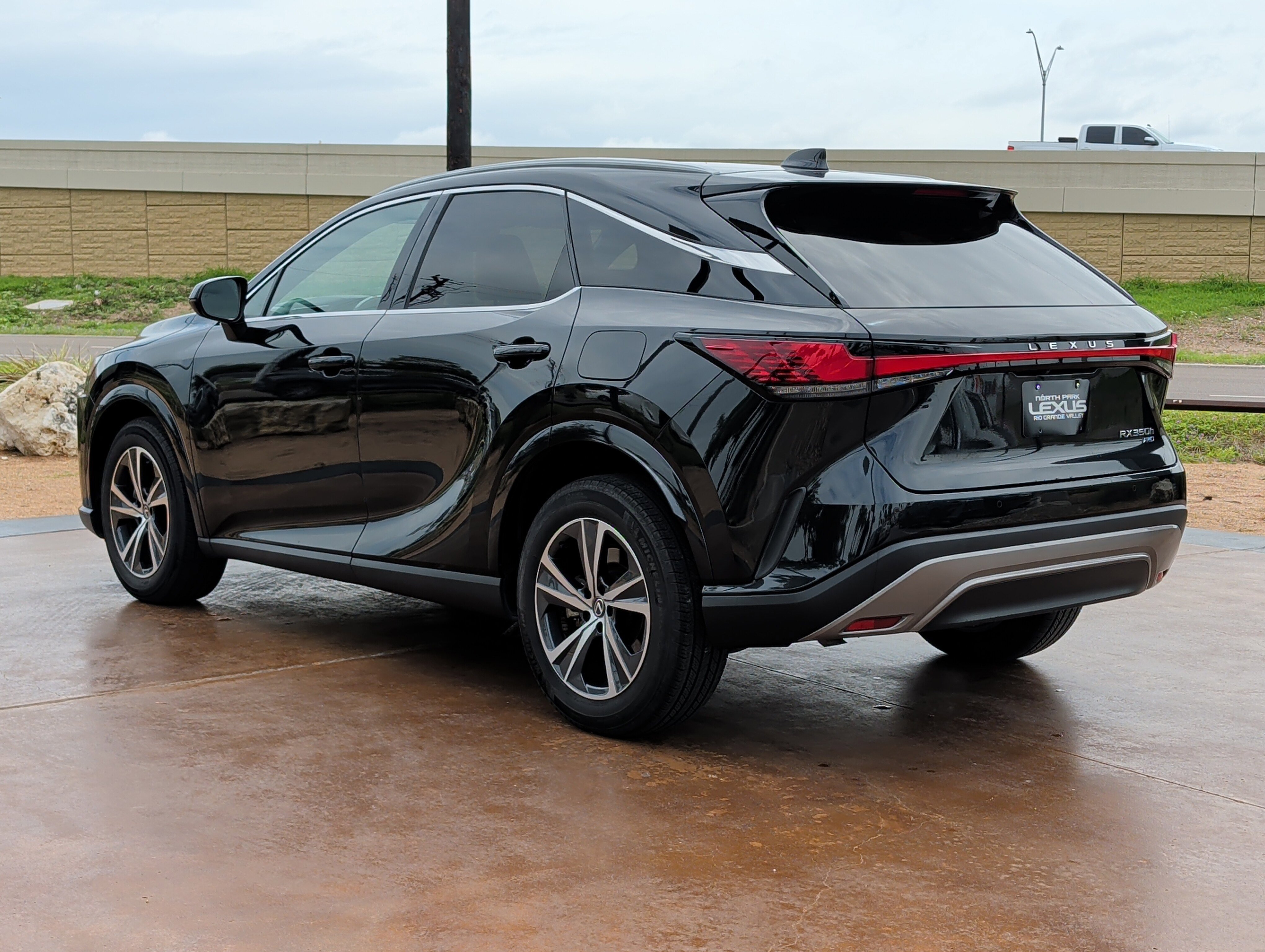 Used 2023 Lexus RX 350h w/ Accessory Package (Z1) AWD/4WD image 4
